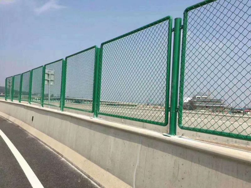 内蒙古通辽 定制4米高绿色篮球场围栏勾花网护栏网