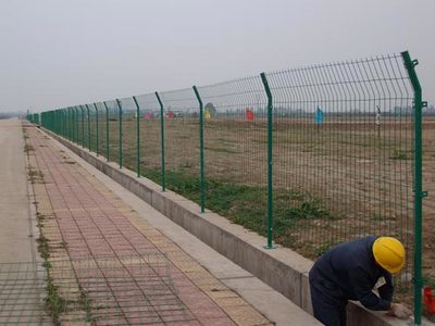 护栏网选择与采购指南 从海南学校围墙到广东订制批发的专业解析