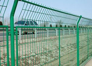公路护栏网 道路安全之固盾，三角功能各显良效